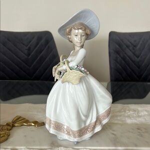Lladro Porcelain Figurine Macy's Exclusive 6940 Sweet Flowers Girl with Baskets